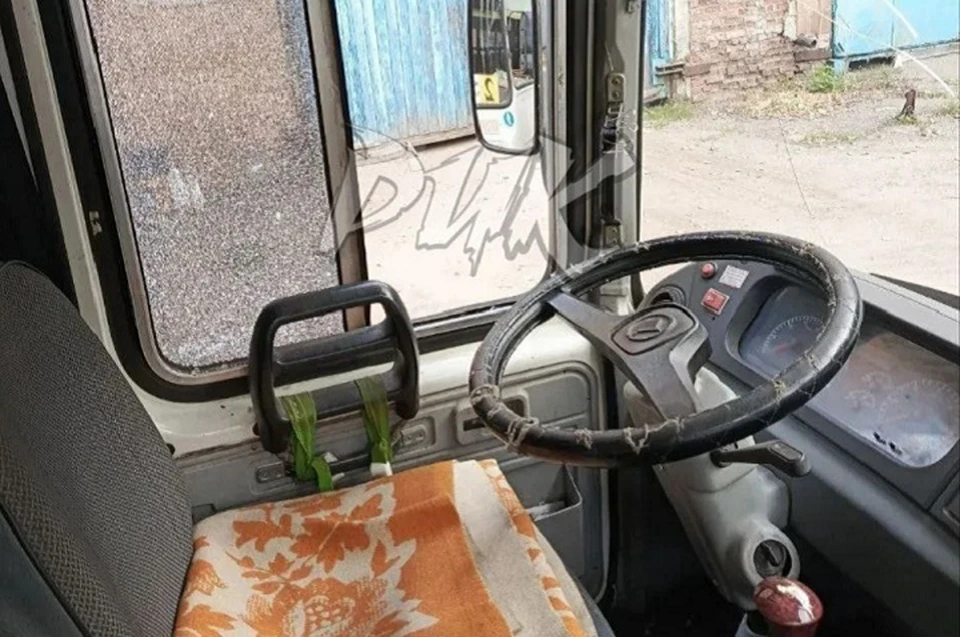Последствия удара БПЛА ВСУ по автобусам в поселке шахты имени Изотова Никитовского района Горловки. Фото: ТГ/Приходько
