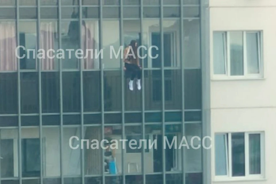 Соседи вызвали скорую и девушка спряталась в квартире. Фото: Телеграм-канал «Спасатели МАСС».