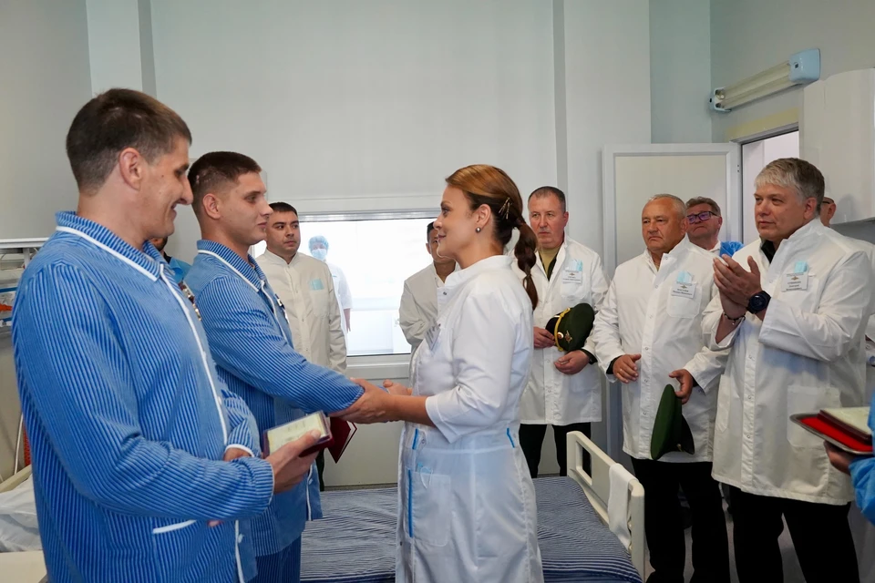 Анна Цивилева наградила раненых бойцов на Сахалине. Фото: Минобороны