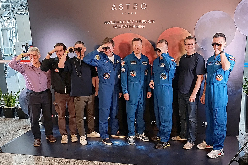 Космонавты и ученые вглядываются в даль перед стартом лунного рейса.