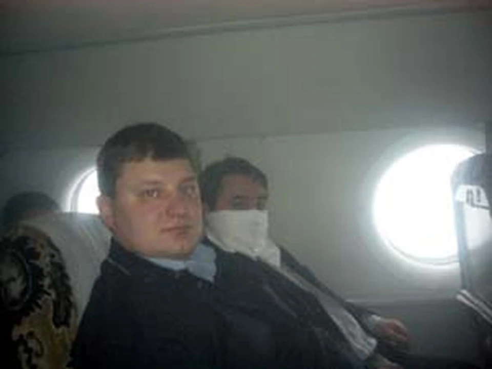 Пассажиры на борту не паниковали, а... фотографировались на память! Когда в салон повалил густой дым, пассажиры закрыли лица полотенцами.