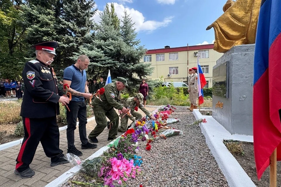 Подопечные фонда «Защитники Отечества» почтили память освободителей Донбасса. Фото: Защитники Отечества в ДНР