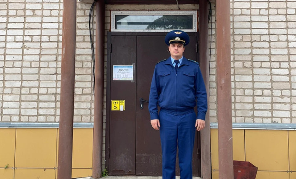 Теперь вход в спортивную школу оборудован кнопкой вызова персонала, дверным доводчиком и тактильной табличкой с шрифтом Брайля. Фото: прокуратура КО