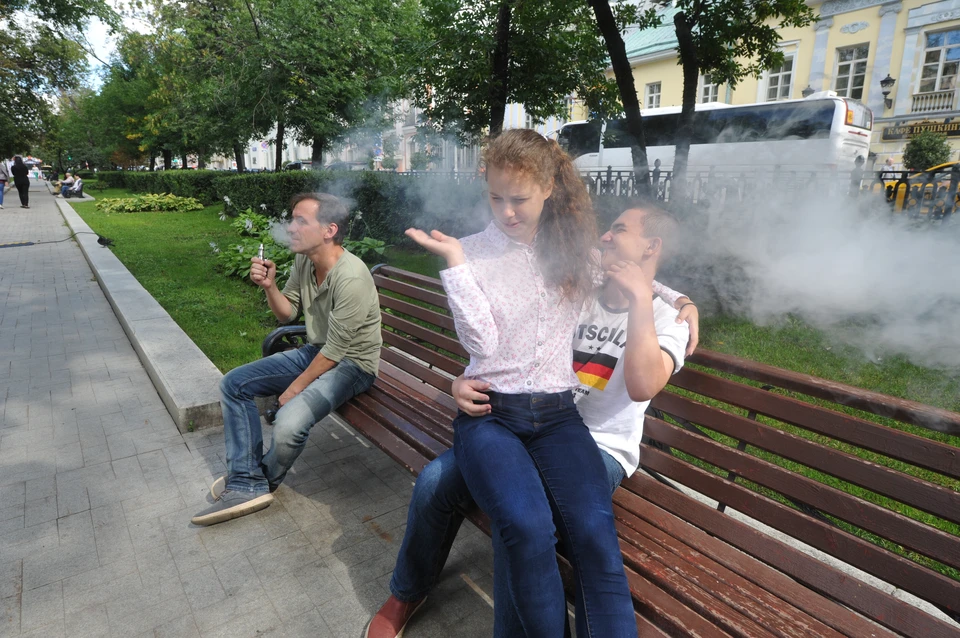Депутаты ЗакСа Петербурга начали подготовку к введению мер против продажи вейпов.