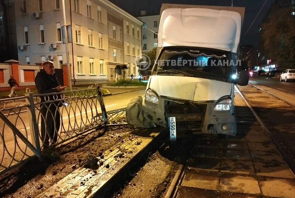 В Екатеринбурге грузовик вылетел на трамвайные пути. Фото: 4 канал