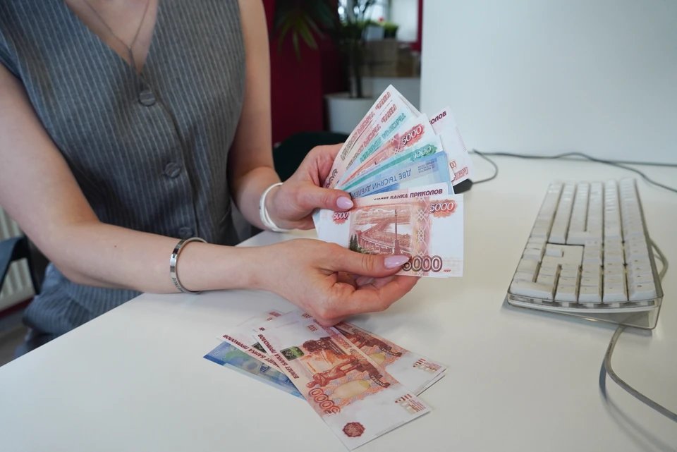 В ежемесячную выплату также входит набор социальных услуг.