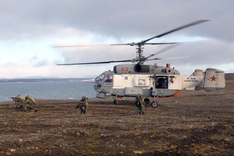Отряд кораблей Северного флота высадил морской десант в Арктике