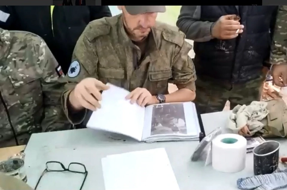 Все данные по поисковой работе записываются в этот альбом. Фото: скрин с видео Алексея Кузнецова