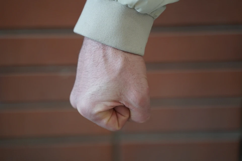 Мужчина напал на ребенка во дворе дома в Кольцово.