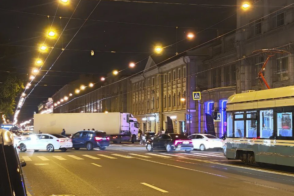 Фура перекрыла Литейный проспект в результате аварии. Фото: t.me/Megapolisonline