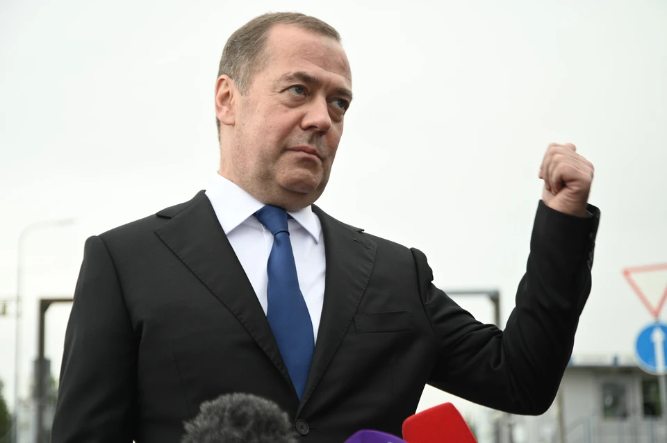 «Придется говорить о дряни»: Медведев рассказал, какие темы будет поднимать в новой российской социальной сети MAX