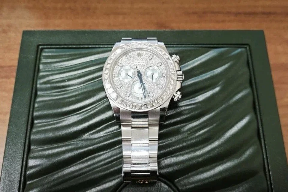 Часы Rolex с бриллиантами обнаружены у женщины в зеленом коридоре Шереметьево. Фото: пресс-служба ФТС России