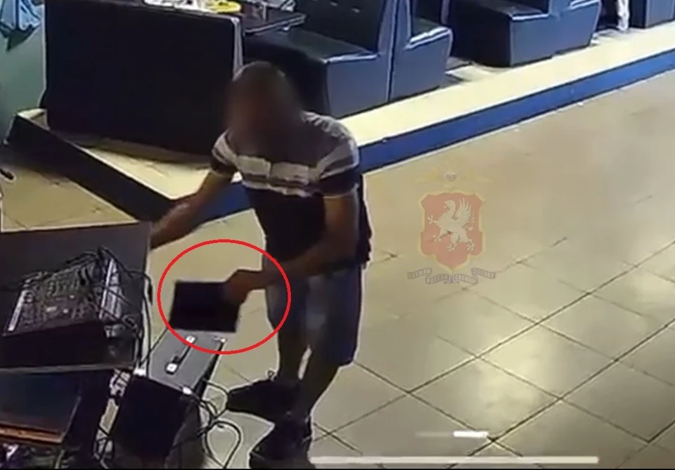 Момент кражи зафиксирован. Фото: УМВД Севастополя