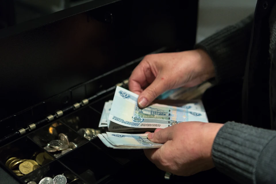 Магазины нарушителей расположены менее чем в 100 метрах от школы.