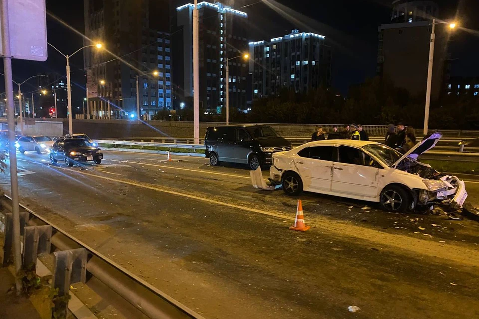 Пять автомобилей столкнулись на Академическом мосту в Иркутске.