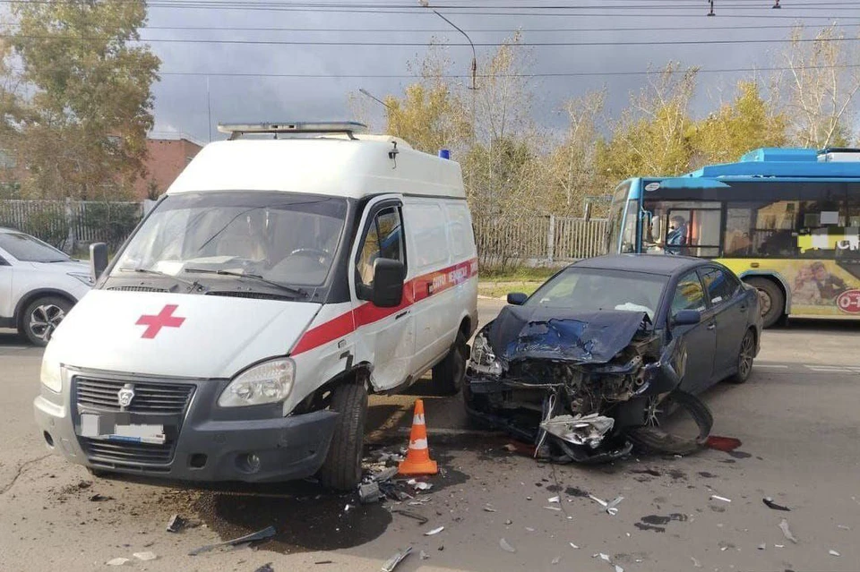 В Братске столкнулись машина скорой помощи и «Тойота», есть пострадавшие.