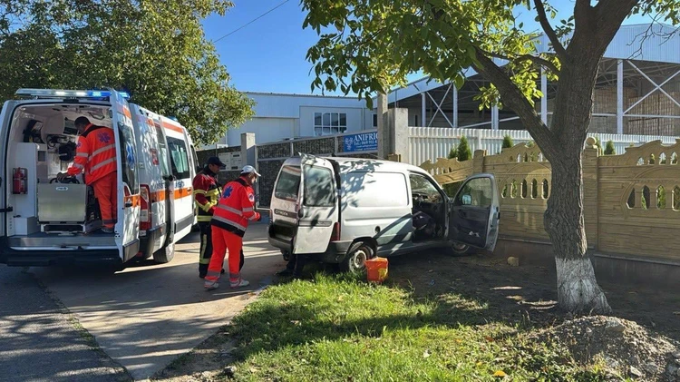 В Молдове водителю стало плохо за рулем и автомобиль врезался в ограждение: Один человек погиб, двое оказались в больнице
