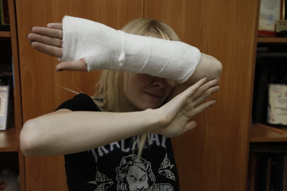 Трое незнакомок избивают школьниц.