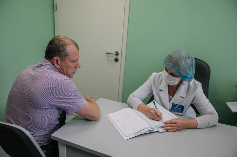 Глава Мариуполя Антон Кольцов лично прошел вакцинацию от гриппа. Фото: ТГ/Кольцов