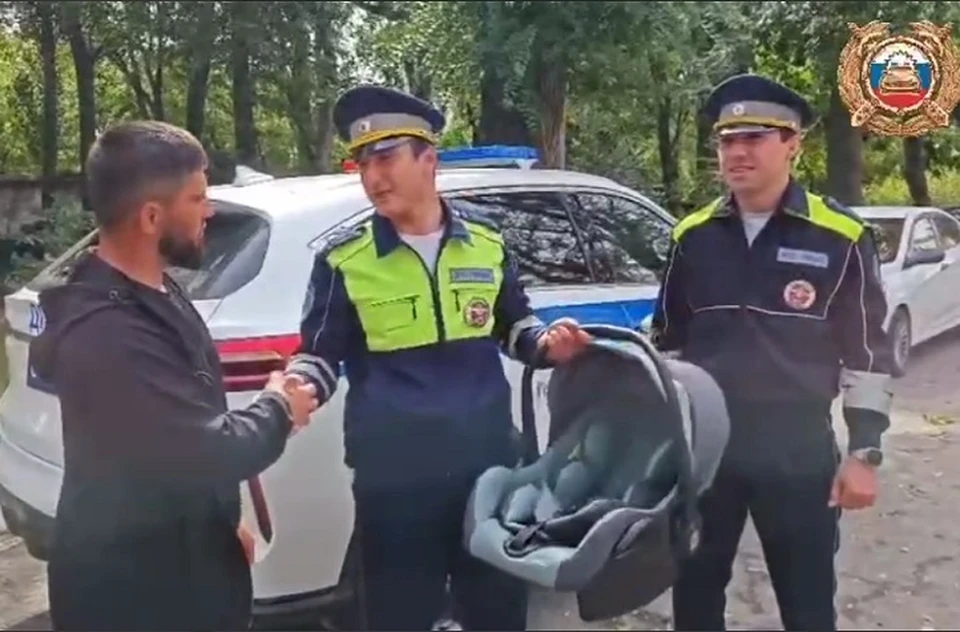 Сотрудники ППС сопровождали автомобиль с новорожденным и молодой мамой до роддома. Фото: стоп-кадр видео ГАИ Дагестана.
