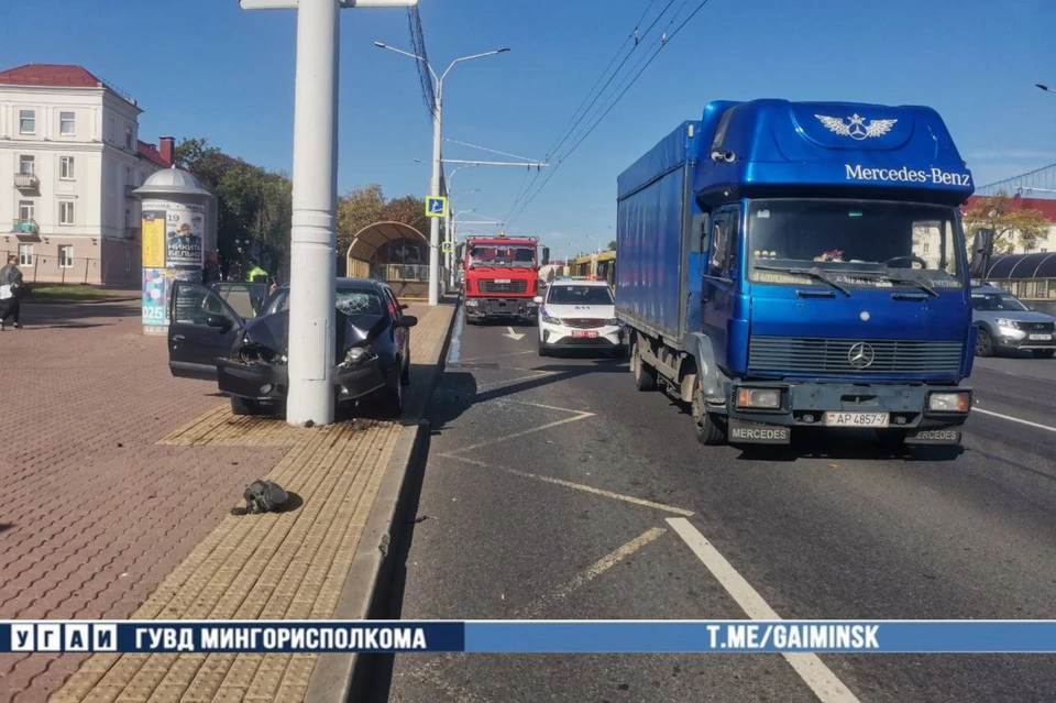 Семья с ребенком попала в больницу после маневра грузовика на проспекте Минска. Фото: УГАИ ГУВД Мингорисполкома