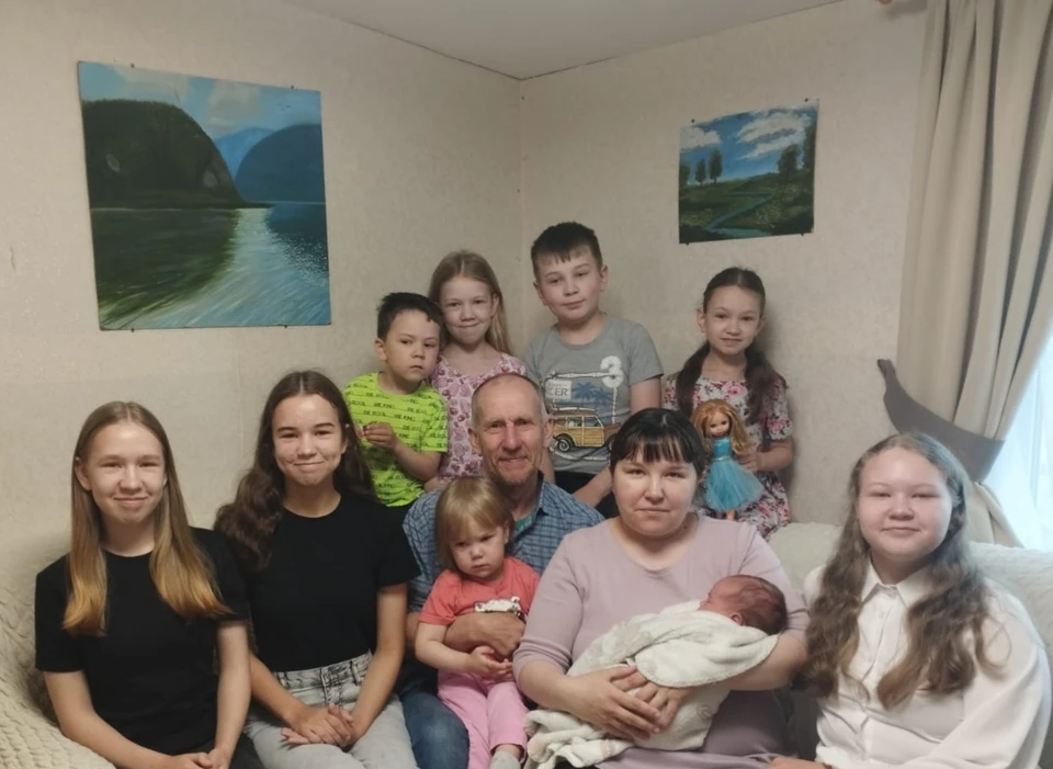 Филипповы живут душа в душу, воспитывая десятерых детей в любви, строгости, но справедливости, обустраивая уют в собственном доме. Фото: личный архив семьи.
