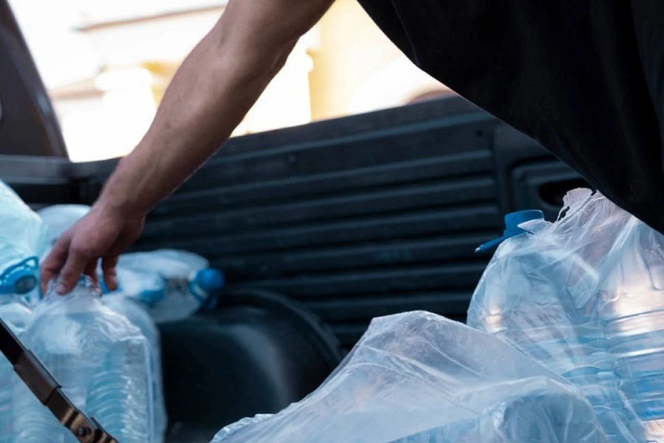 Молодежь передала тысячу литров воды Свято-Георгиевскому храму в Енакиево. Фото: t.me/Mrespublika