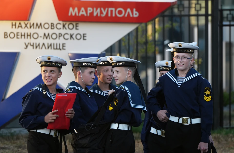 Курсанты мариупольского филиала Нахимовского училища встречают свой первый увольнительный