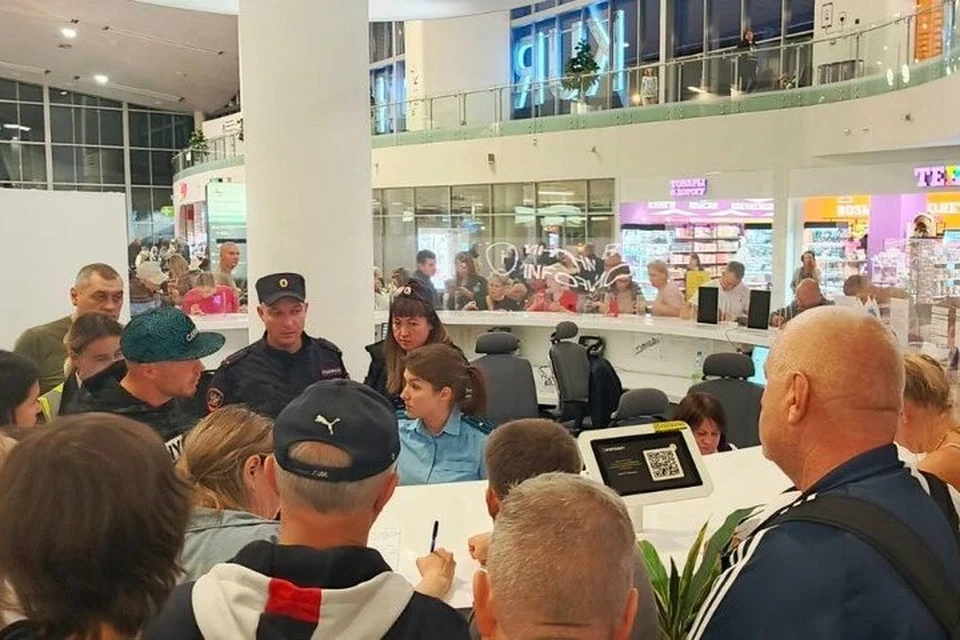 В аэропорту для пассажиров рейса была организована мобильная приемная. Фото: Приволжская транспортная прокуратура