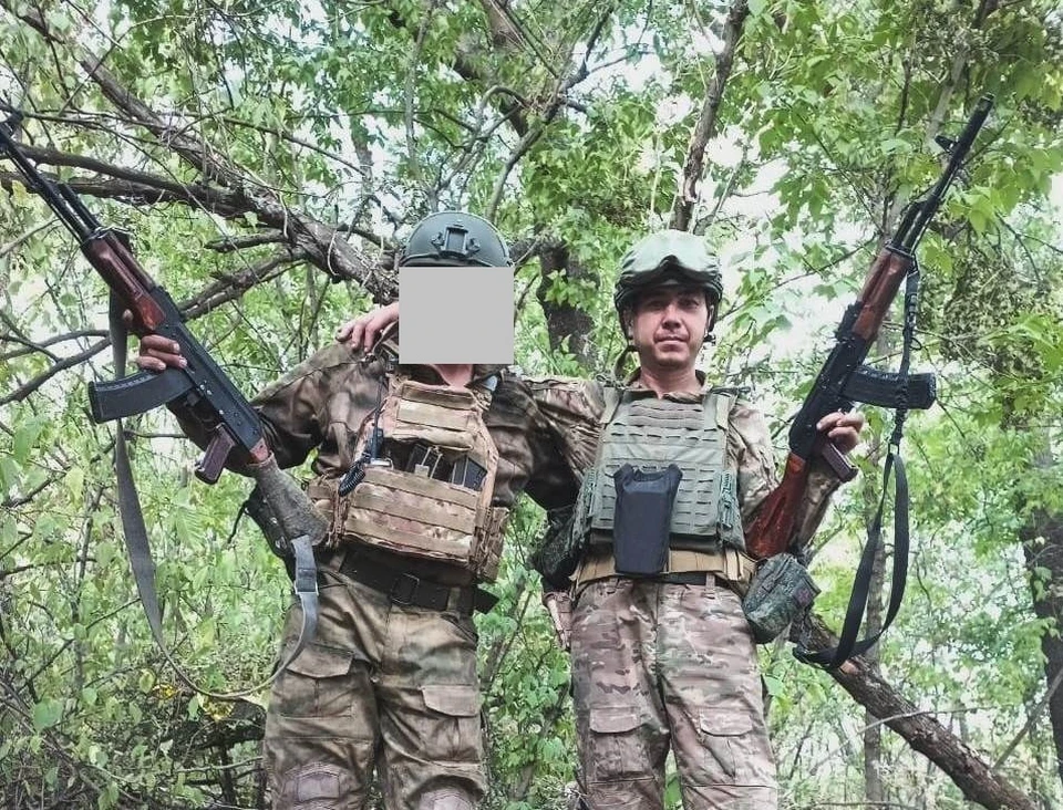 Денис Торчаков (справа) незадолго до последнего боя. Он, уходя добровольцем на СВО, сказал семье: "Это мой долг - защищать Родину и детей". Фото - архив семьи.