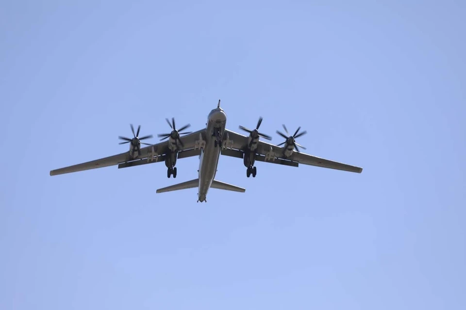 Российские Ту-95МС провели плановый полет над Беринговым и Охотским морями