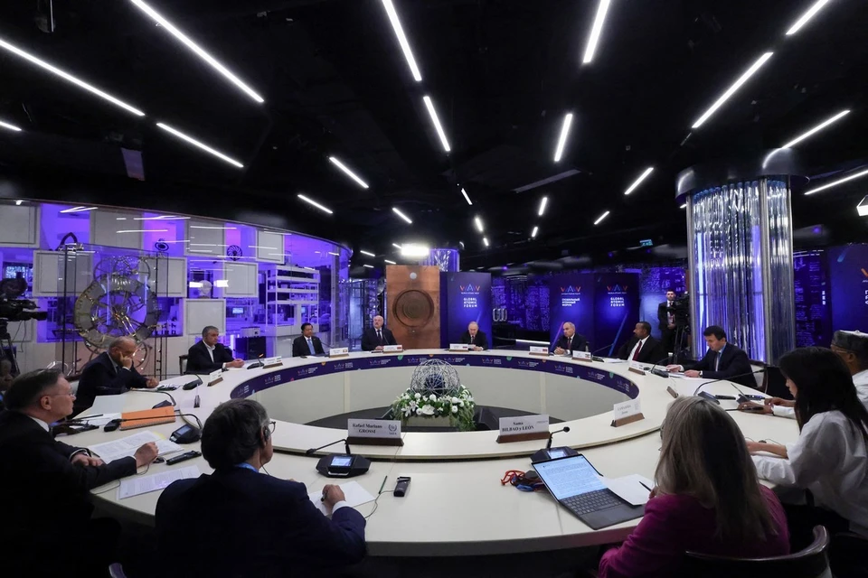 Владимир Путин в четверг работает на форуме «Мировой атомной недели» в Москве.