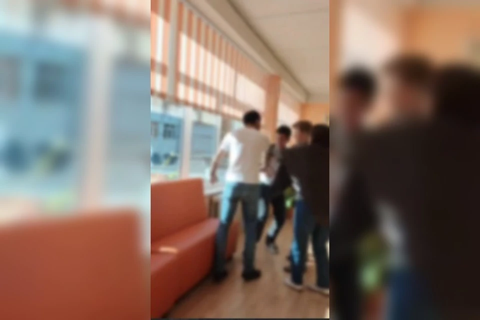 Неадекват накинулся на подростка прямо перед кабинетом директора школы.