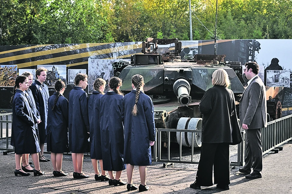 Москвички возле уничтоженного танка M1A1SA Abrams.