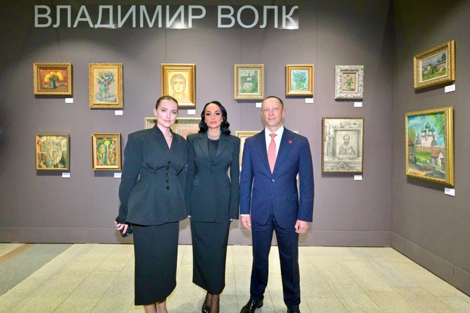 Елизавета Фролова, Ирина Волк и Вадим Лобов на открытии выставки «Арт Россия. Классика. Новый взгляд»