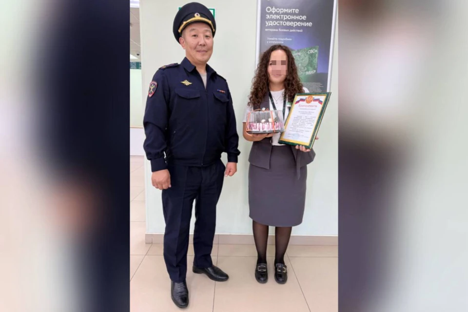 Девушка заметила подозрительное поведение клиентки.