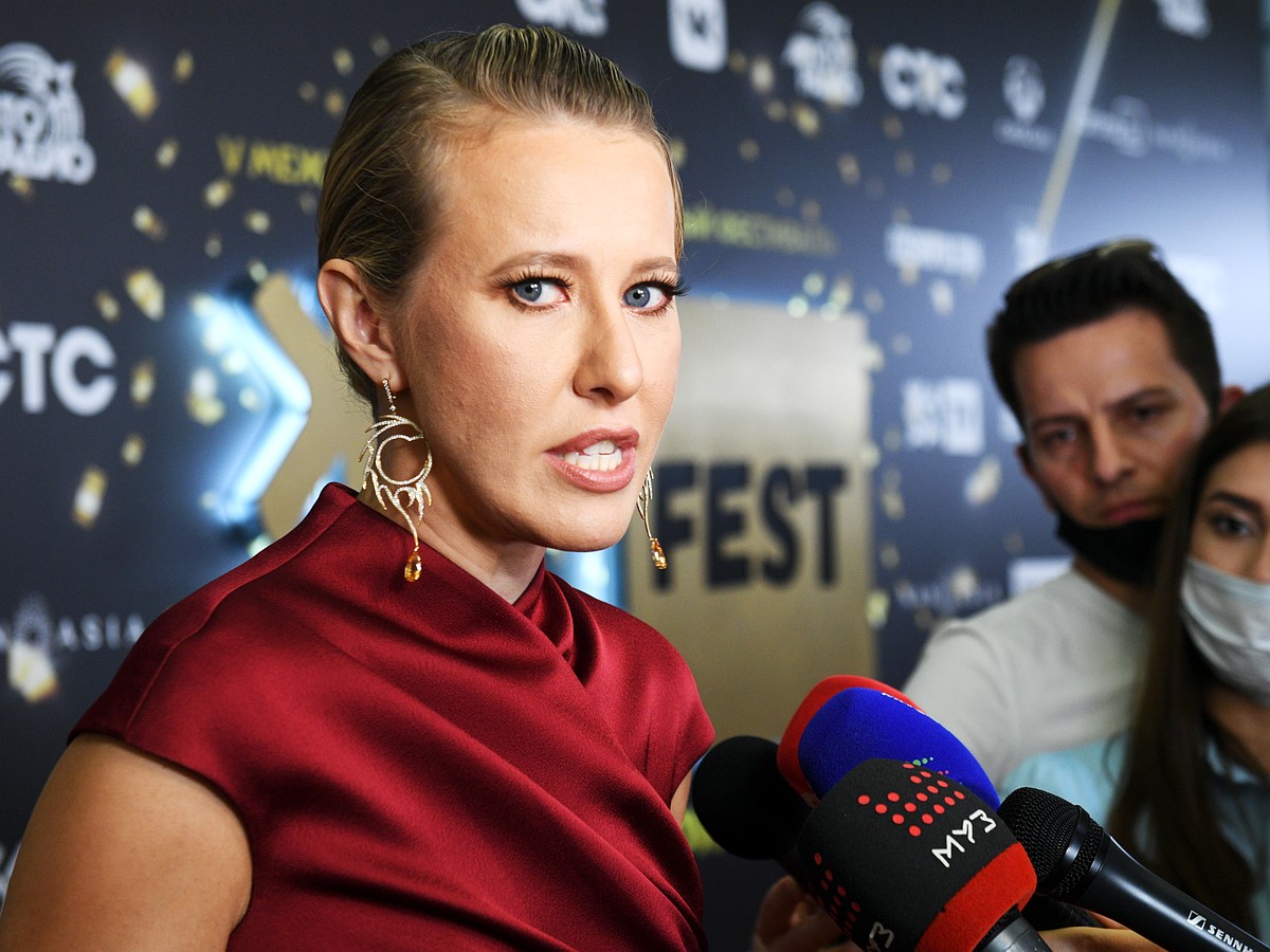 Қара колготки киген томпақ