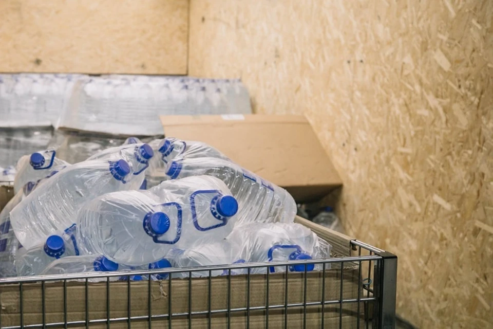 Донские казаки передали Мариуполю 25 тонн бутилированной воды. Фото: ТГ/Кольцов