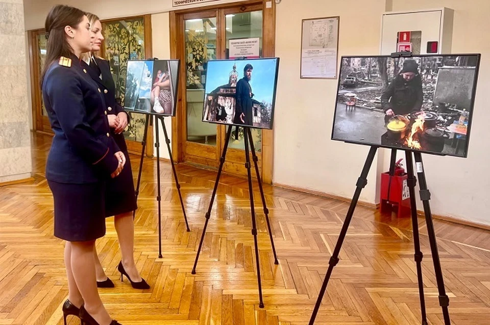 В Пятигорске открылась выставка «Работа Следственного комитета на СВО — в объективе фотографа». Фото: СКР по Ставропольскому краю.