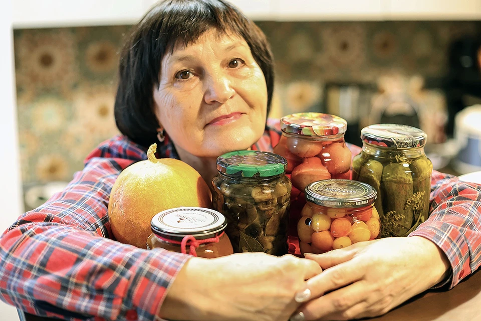 Главный помощник нынешних российских пенсионеров - продукты, выращенные на даче или в подсобном хозяйстве. С дачи кормятся 35% тех, кто имеет дополнительный доход.