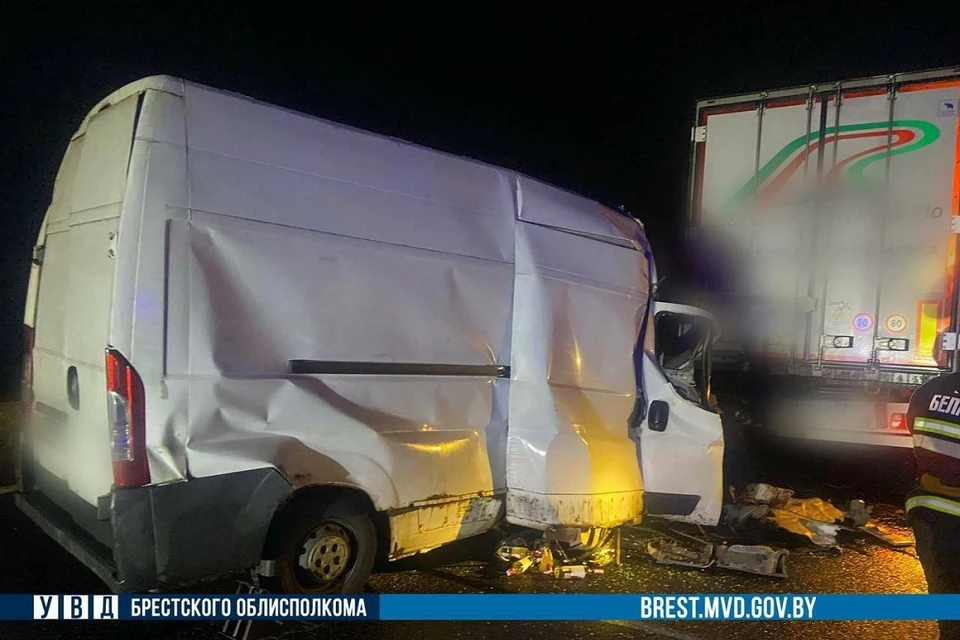 ДТП буса с фурой произошло на М-1 в Барановичском районе. Фото: УВД Брестского облисполкома.