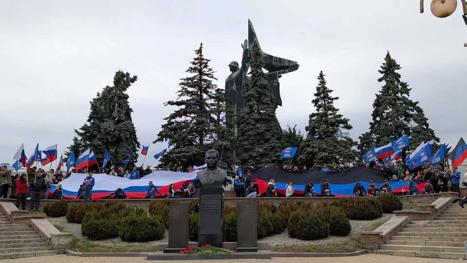 В Донецке развернули флаги России у памятника первому главе ДНР. Фото: Единая Россия ДНР