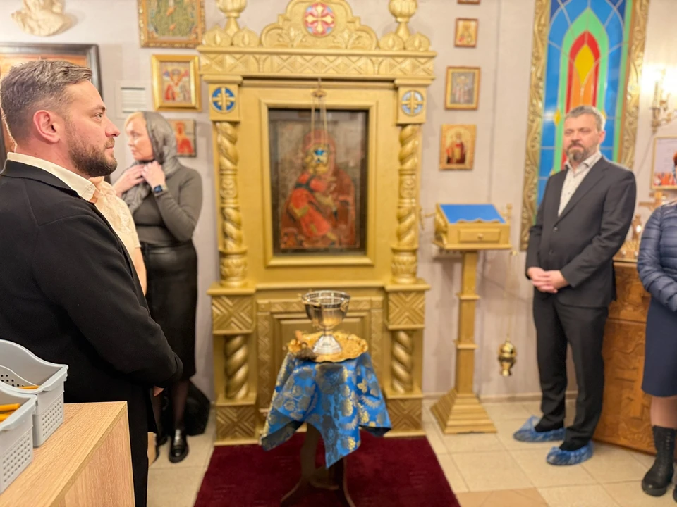 Митрополит Мурманский и Мончегорский Митрофан отметил, что и медики, и священнослужители трудятся ради одной цели - помощи человеку. Фото: vk.com/mokb_51