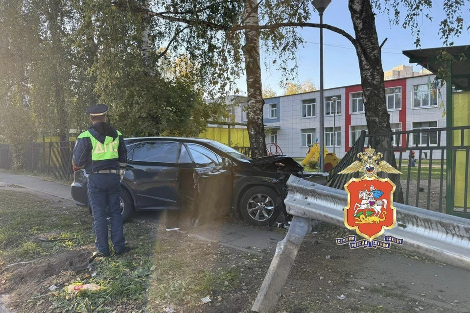 Пьяный водитель наехал на забор детского сада в подмосковных Химках. Фото: ГУ МВД России по Московской области