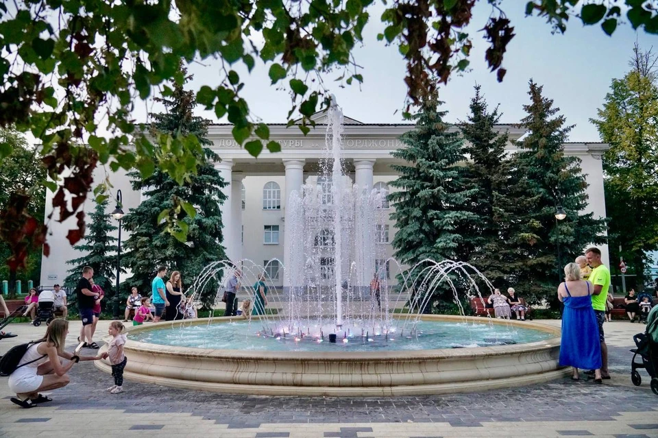 Особое внимание в этом сезоне привлек фонтан у Дворца культуры имени Орджоникидзе, который был недавно восстановлен.