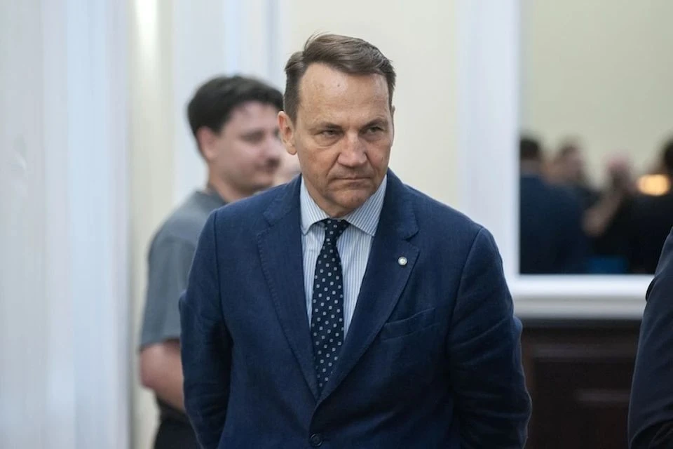 Сикорский заявил, что Польша не намерена разрывать дипотношения с Россией