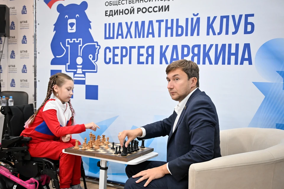 Вице-чемпион мира сыграл партию с 11-летней красноярской шахматисткой