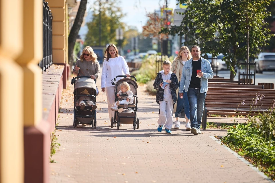 Можно просто выйти из дома в выходной и весь день гулять, проводя время с семьей, а потом передать данные о пройденных шагах.
