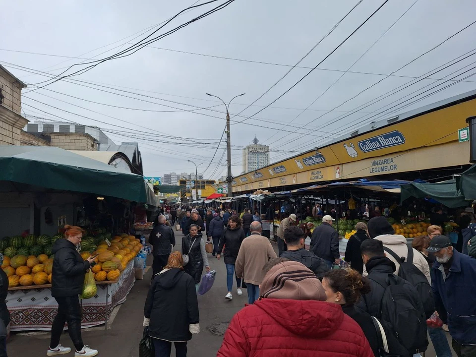 На Центральном рынке Кишинева жизнь кипит в любую погоду.