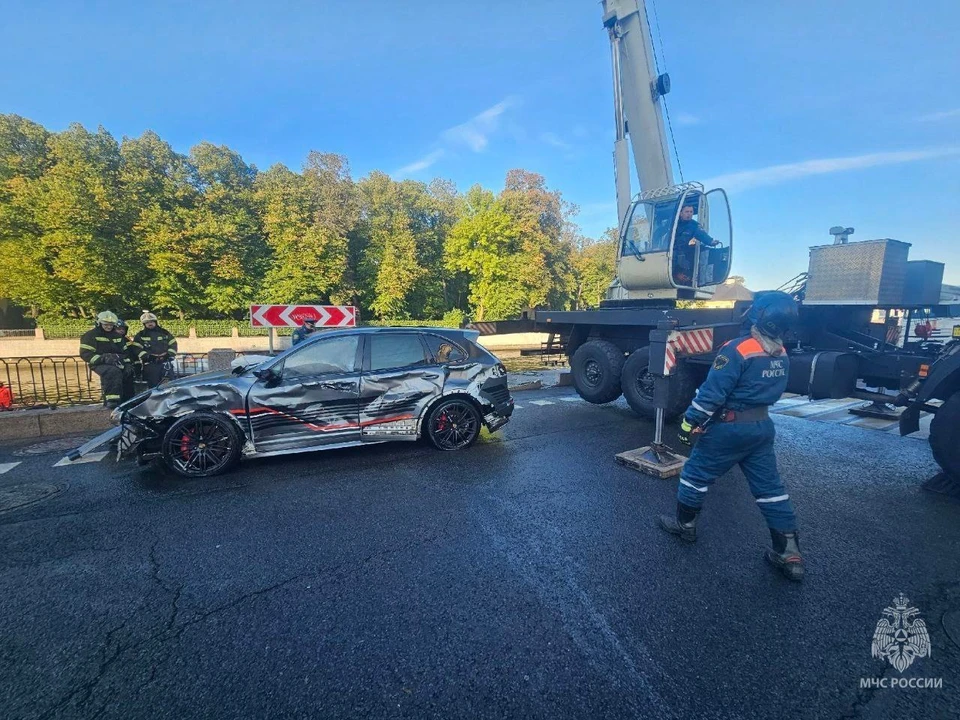 Прокуратура проверяет водителя упавшего в Фонтанку в Петербурге Porsche, фото: ГУ МЧС по Санкт-Петербургу